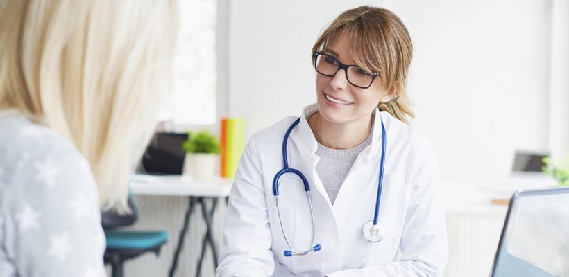 Schönheitschirurgin klärt Patientin in einem Beratungsgespräch auf.